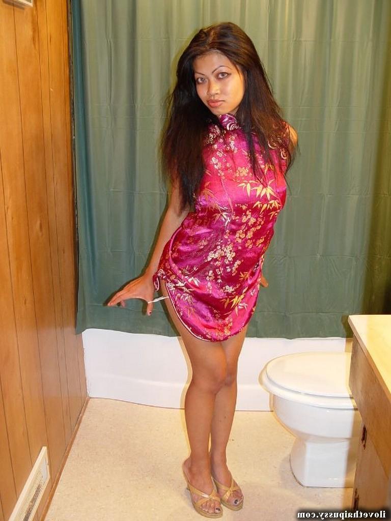 16P Sassy thai slut pissing and exposing her gash in close up