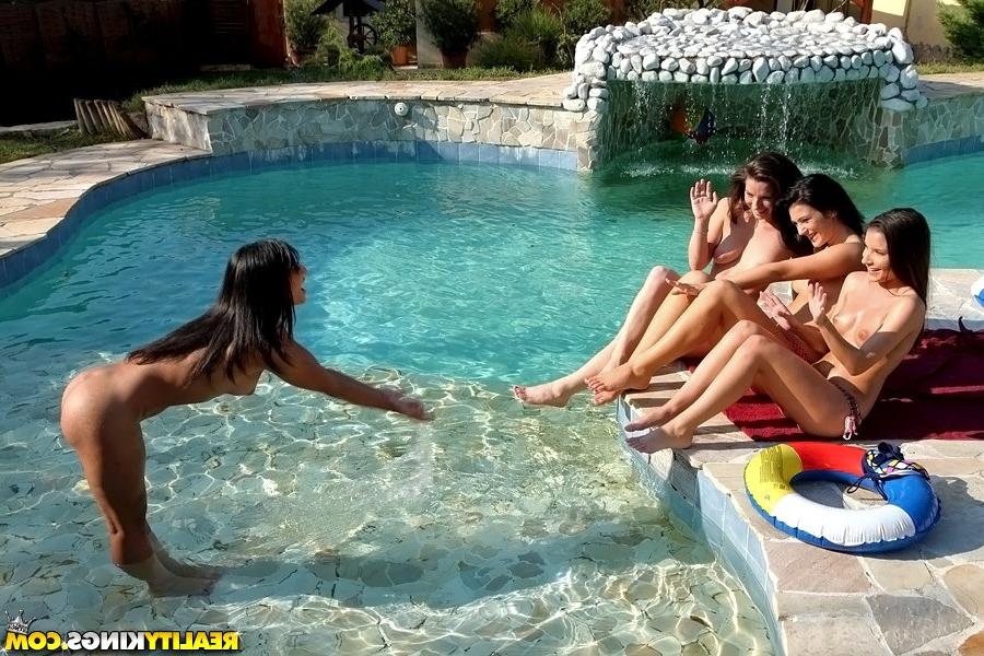 16P Close up posing of two lesbians Anita Berlusconi and Ria Rodrigez