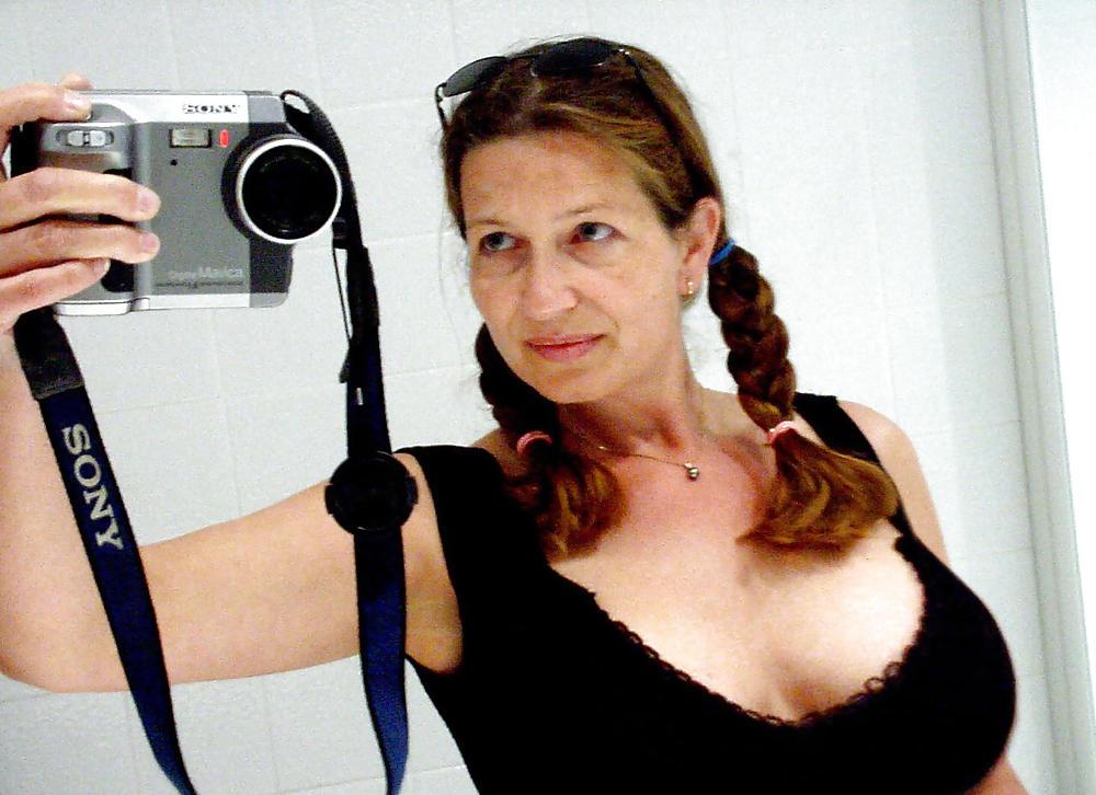 25P Sexy Mature Lady