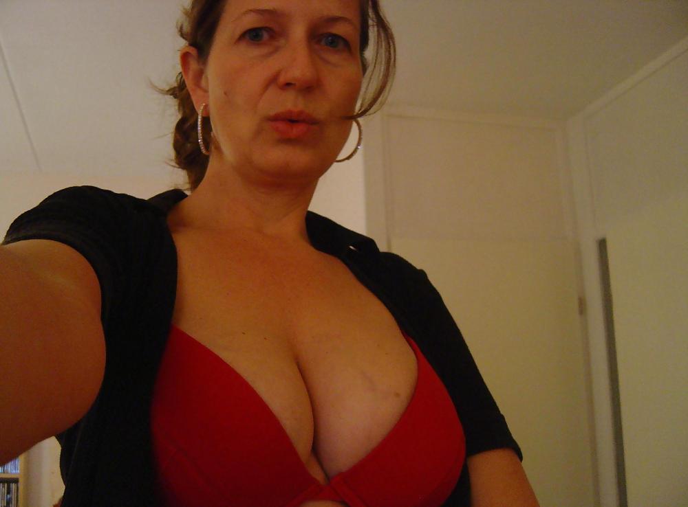 25P Sexy Mature Lady