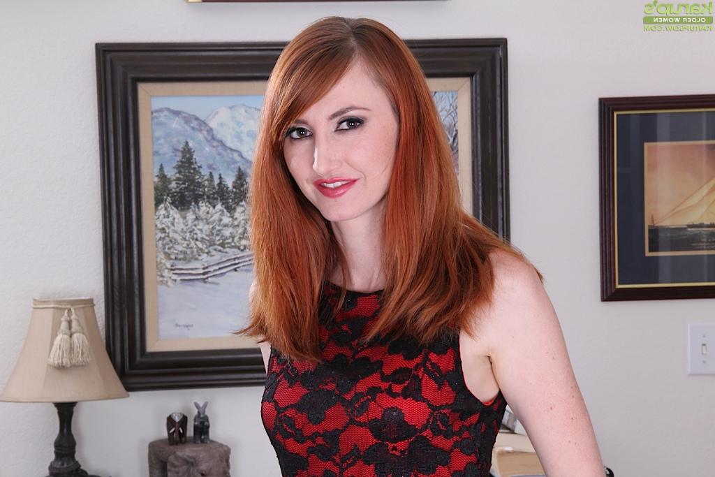 16P Redhead MILF Molly Gingham spreading pink cunt lips in close ups