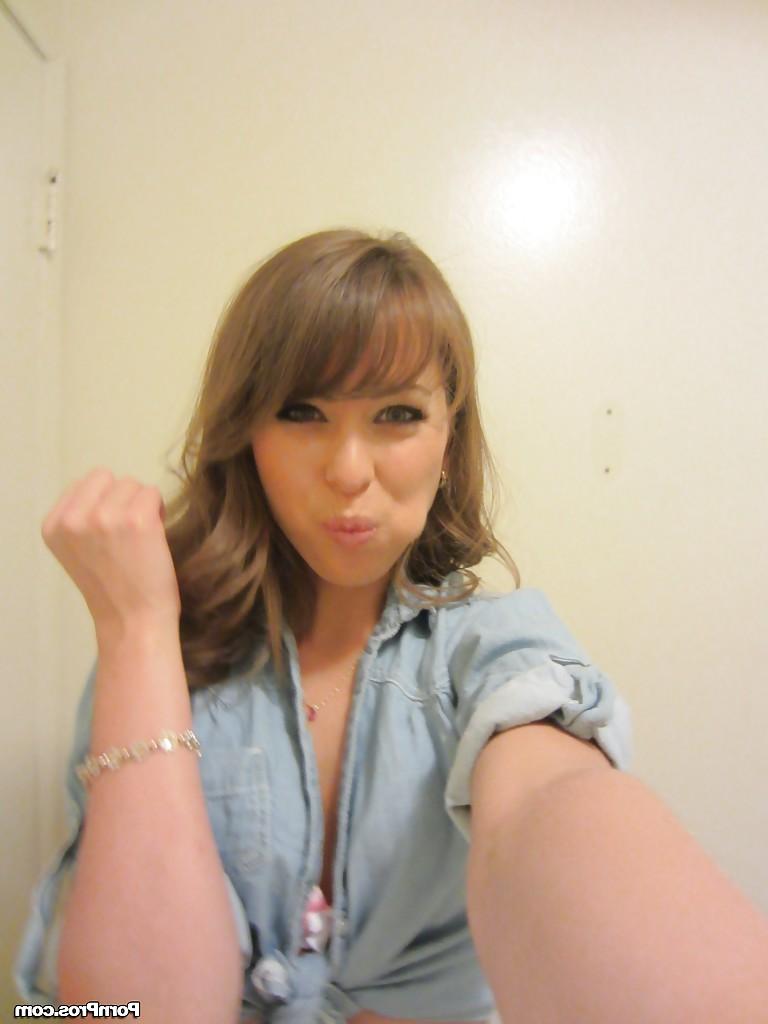 16P Clothed teen Riley Reid does some sexy self shots while in a toilet