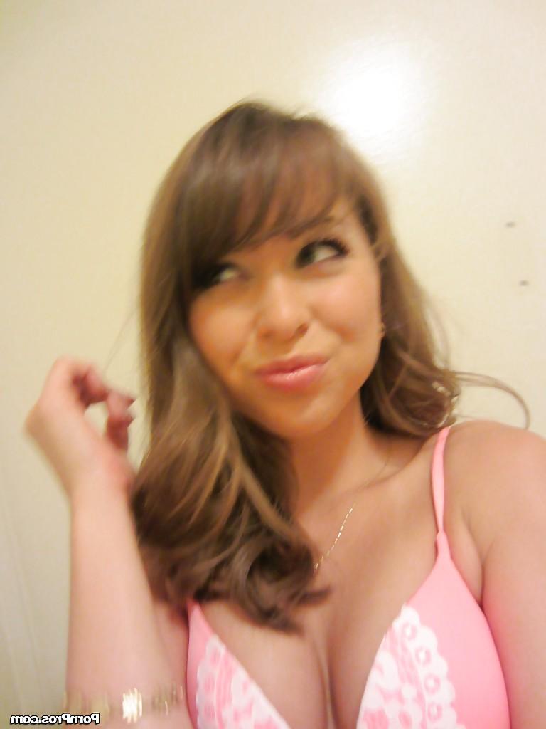 16P Clothed teen Riley Reid does some sexy self shots while in a toilet