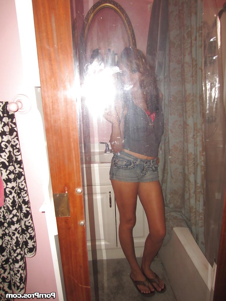 16P Gorgeous Latina Ella Milano is doing some self shots in close up