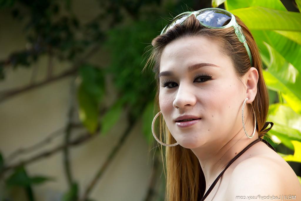 16P Busty blonde Thai ladyboy Meiji rubbing her pussy and posing outdoors