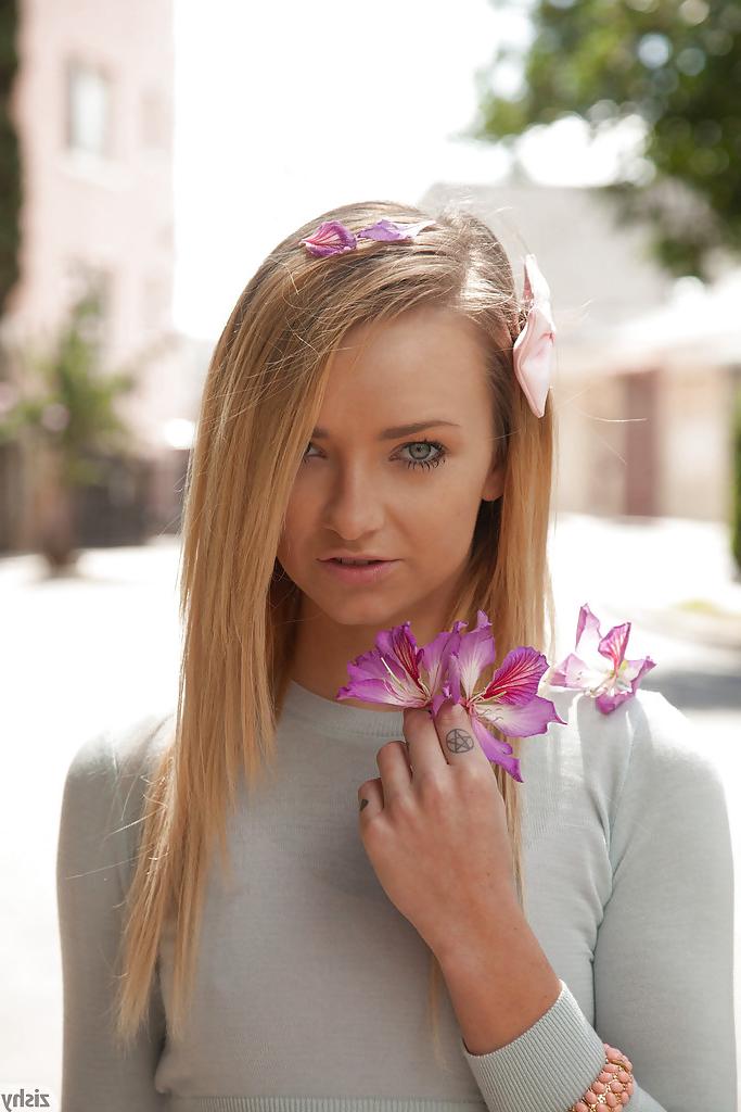 12P Slutty blonde amateur Carmen Callaway exposing her hot skinny body