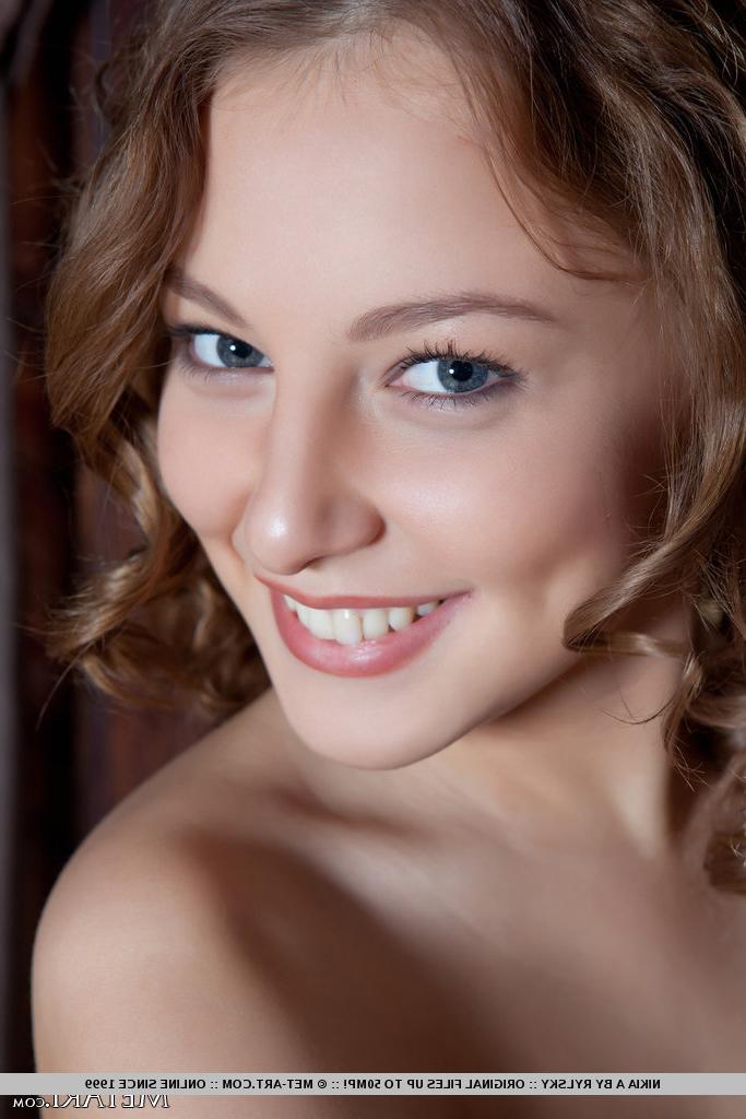 18P Hot teen Nikia A posing in bare feet to display shaved pussy close up