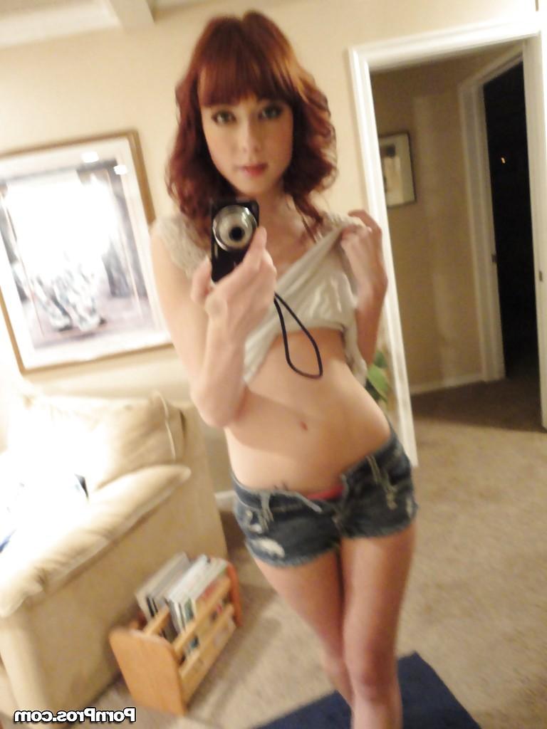 16P Sexy amateur Zoe Voss spreading her shaved cunt and showing her clit