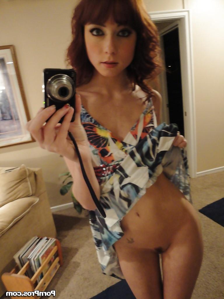 16P Sexy amateur Zoe Voss spreading her shaved cunt and showing her clit