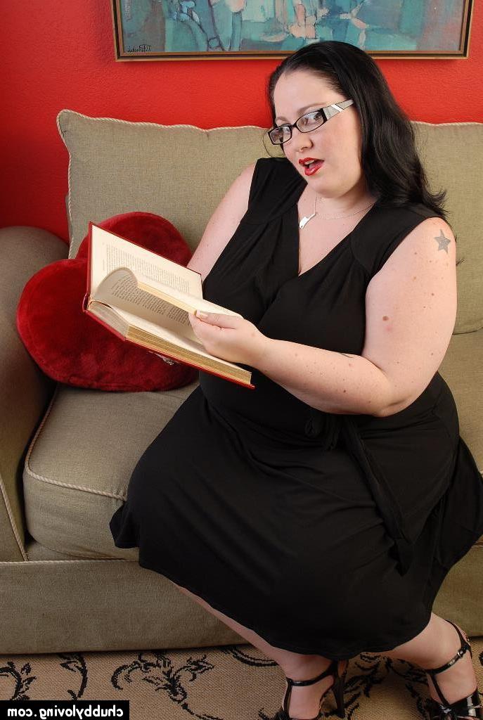 16P Very fat mature in glasses Glory-Foxxx takes off her black dress