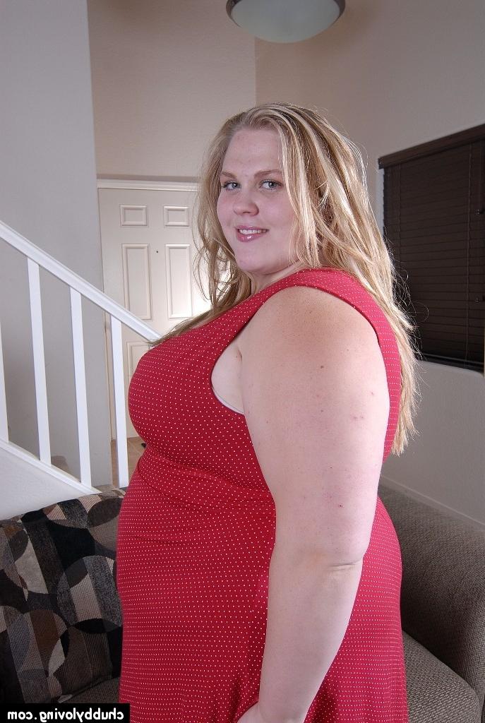 16P Sexy SSBBW Christina spreads her shaved vagina after stripping naked