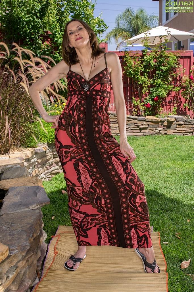 16P Close up posing of the perfect milf babe Valerie Voxx in her yard