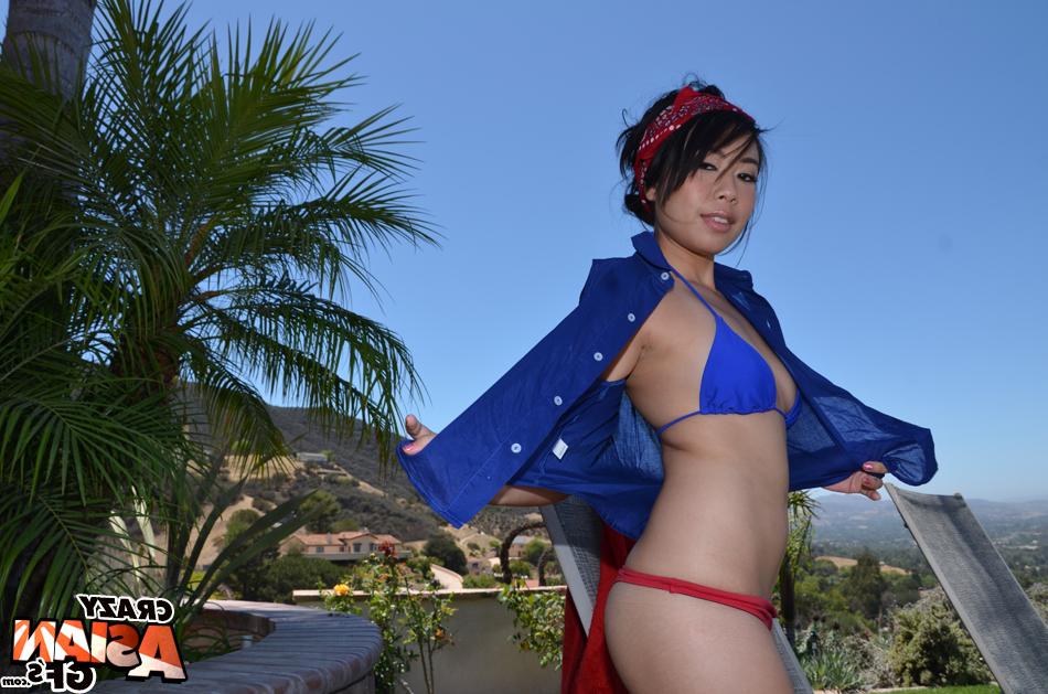 16P Amateur Asian beauty Maylee is demonstrating her tiny boobies!