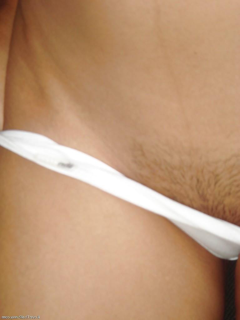 16P Das bekleidete Mädchen Apple zieht ihr Höschen aus, während sie in den Spiegel schaut