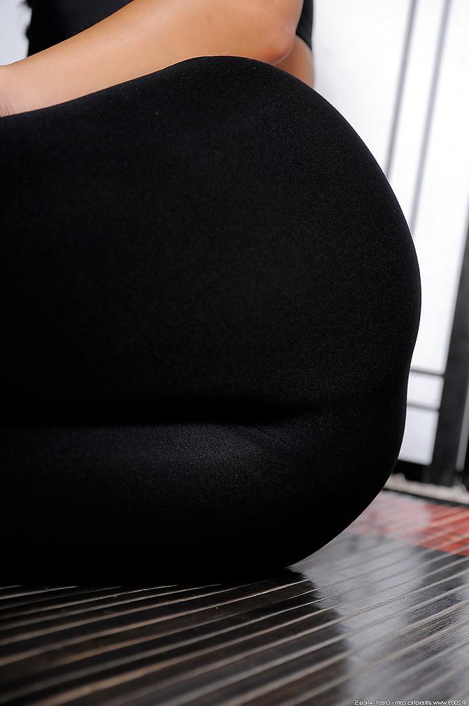 14P Bubble butt Asian slut Beti fingering her pussy after some yoga