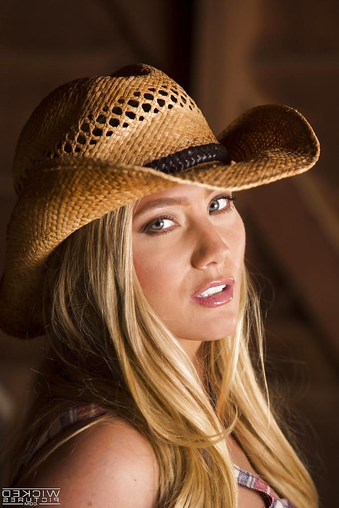 16P Country girl AJ Applegate and her big butt pose nude in cowboy hat