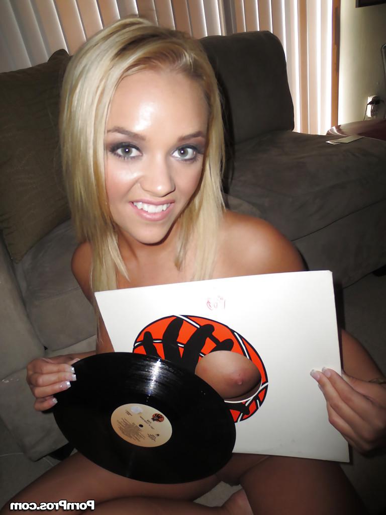 16P Close up posing scene with a reality blonde beauty Alexis Monroe