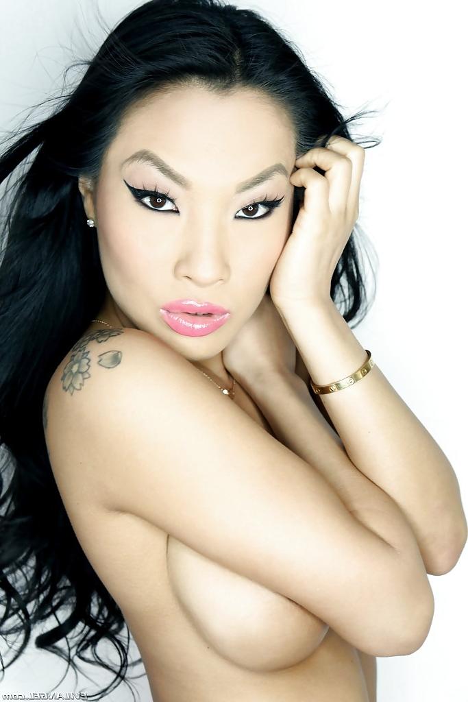 14P Ravishing asian vixen with round boobies posing in sexy lingerie
