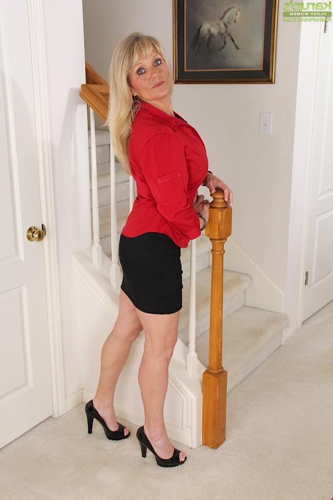 16P Slutty blondie Aubrey Adams is teasing her nipples on camera