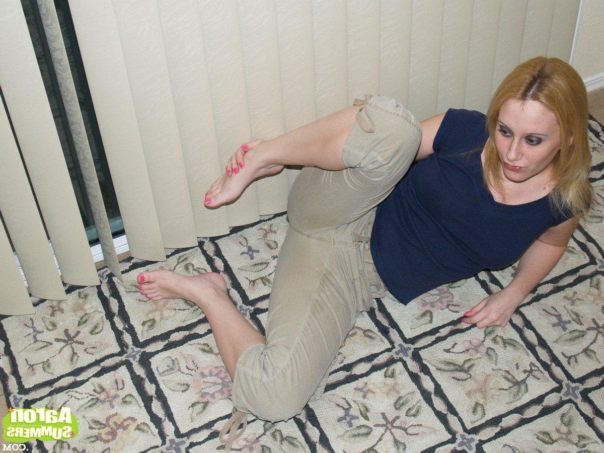 19P Pictures of Aaron Summers stripping nude just for you