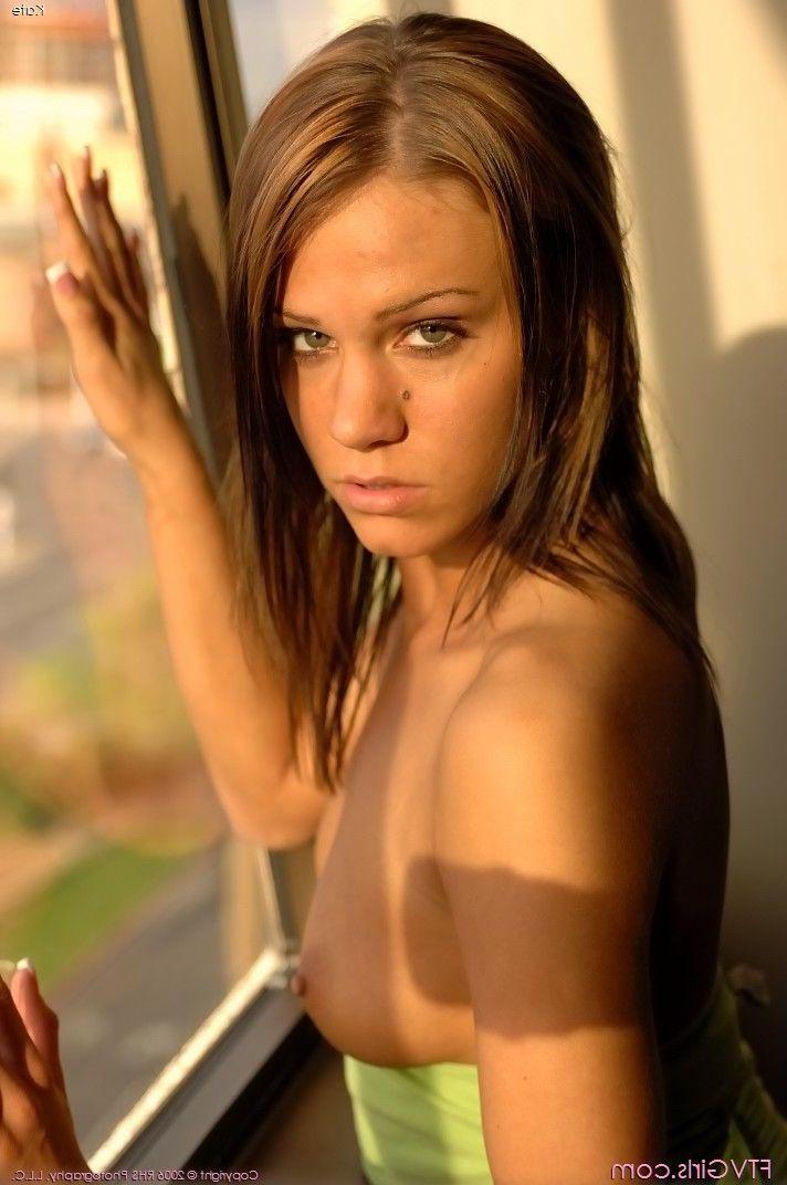 20P Pictures of Kate playing with her pussy upskirt outside
