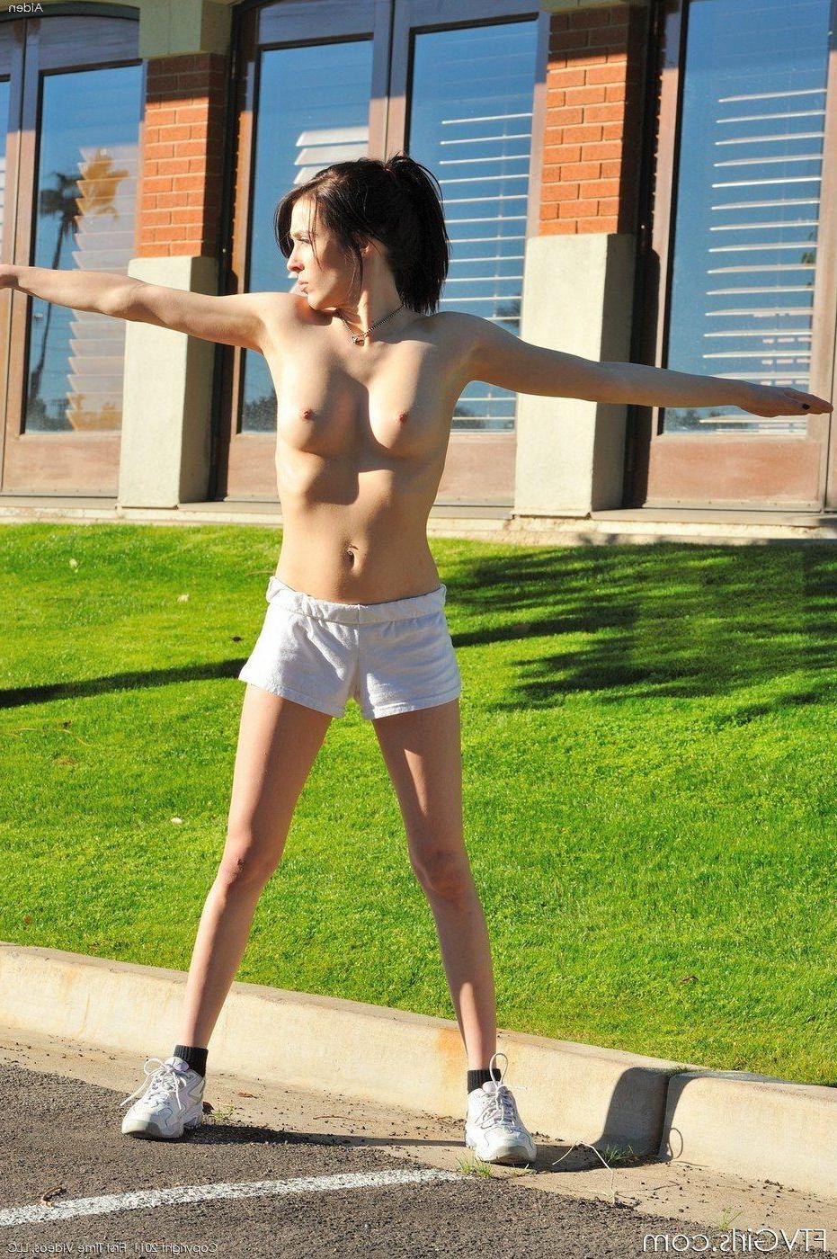 14P Pictures of teen hottie Aiden going for a nude jog