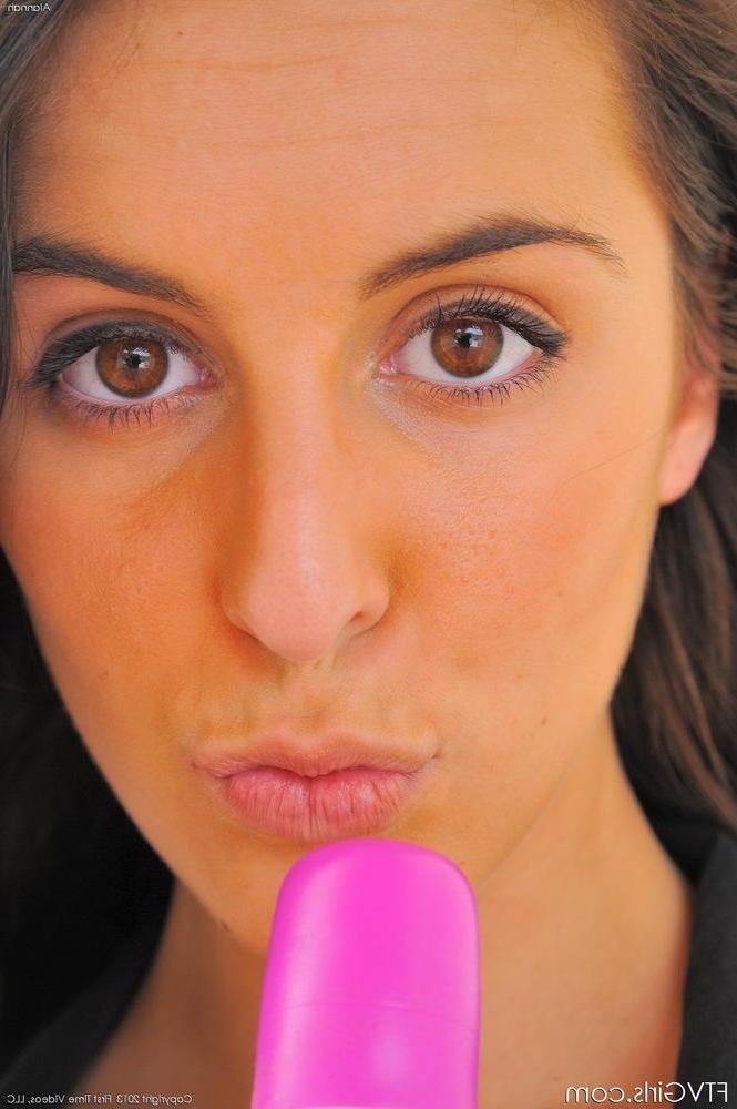 16P Pictures of gorgeous bruentte Alannah masturbating at a luxury resort