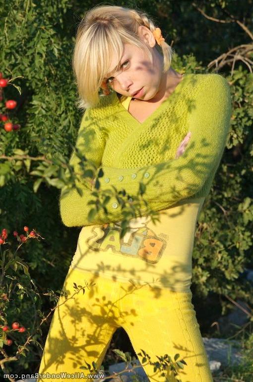 15P Pictures of teen Alice Wonderbang getting totally nude outside