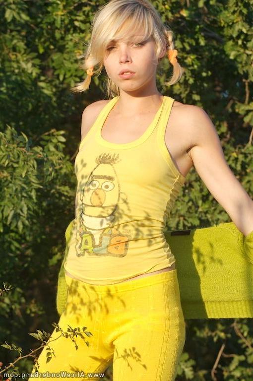 15P Pictures of teen Alice Wonderbang getting totally nude outside