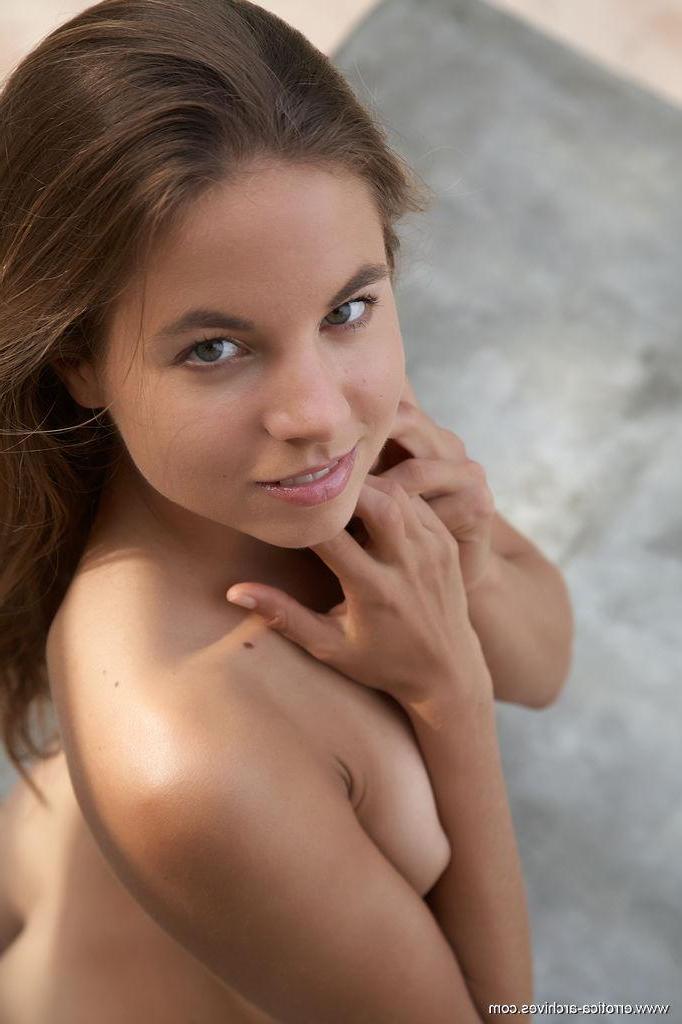 16P Pretty model Altea B displays her stunning nude body outside