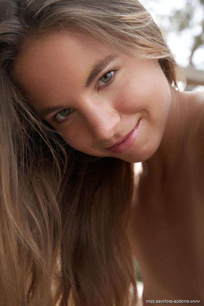 16P Pretty model Altea B displays her stunning nude body outside