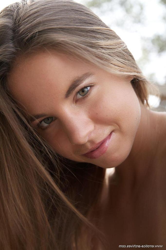 16P Pretty model Altea B displays her stunning nude body outside