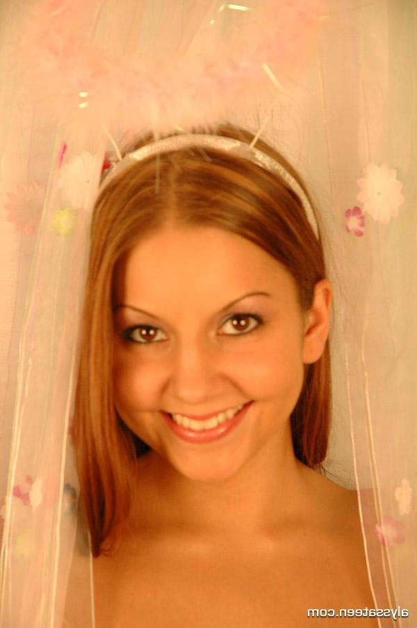 15P Pictures of teen star Alyssa Teen teasing with her cuteness
