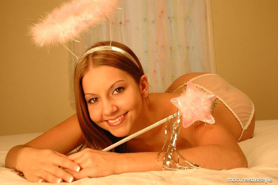 15P Pictures of teen star Alyssa Teen teasing with her cuteness