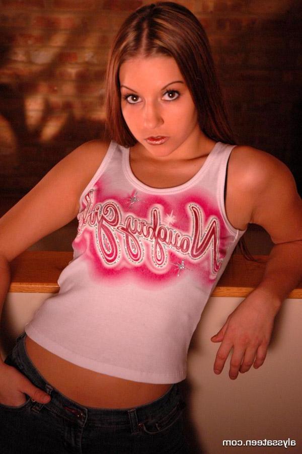 15P Pictures of teen babe Alyssa Teen teasing with her hotness