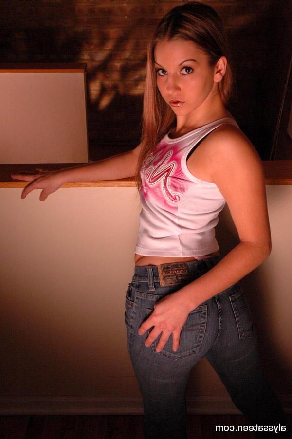 15P Pictures of teen babe Alyssa Teen teasing with her hotness