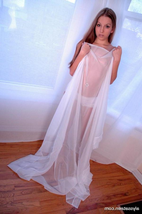 15P Pictures of teen cutie Alyssa Teen waiting for you to take all her clothes