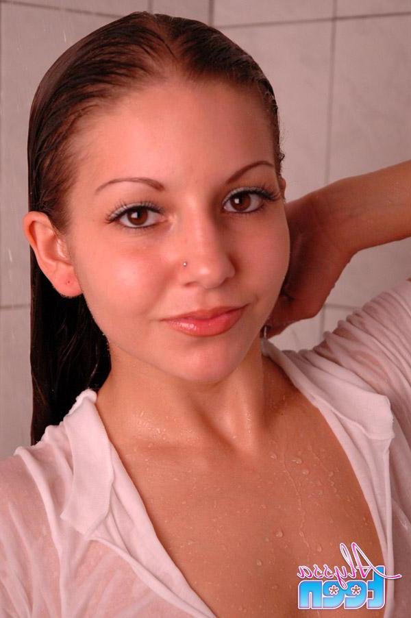 15P Pictures of Alyssa Teen making herself all wet