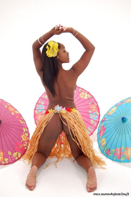 16P Ebony model Amber is a perfect tropical hula girl
