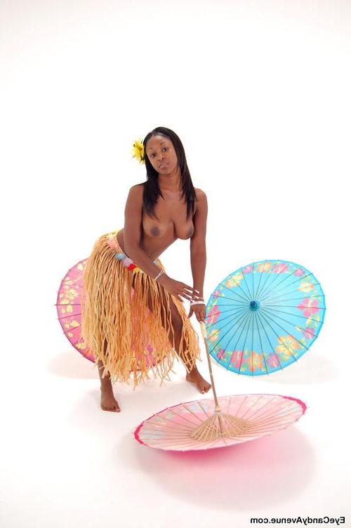 16P Ebony model Amber is a perfect tropical hula girl