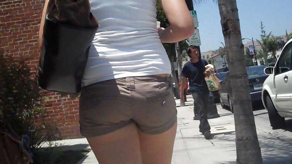 25P Nice ass & butt not in jeans but in short shorts