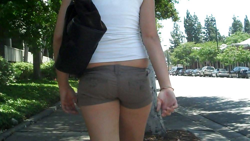 25P Nice ass & butt not in jeans but in short shorts