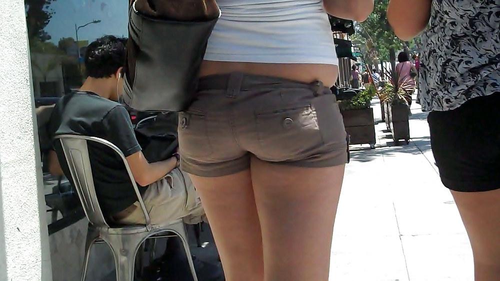 25P Nice ass & butt not in jeans but in short shorts