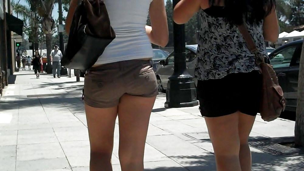 25P Nice ass & butt not in jeans but in short shorts