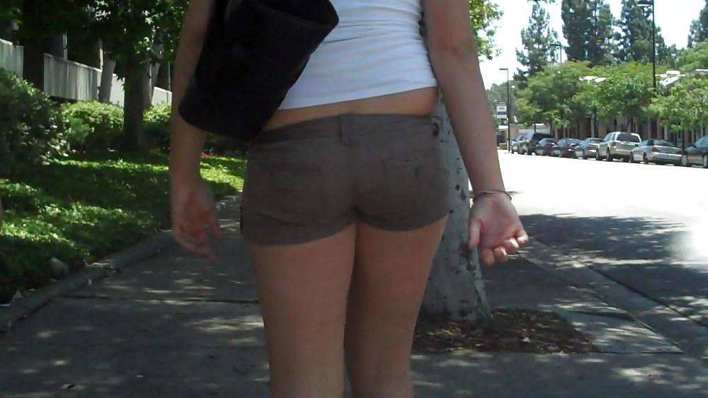 25P Nice ass & butt not in jeans but in short shorts