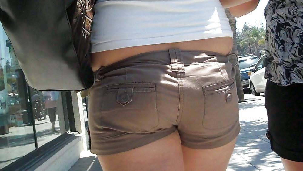 25P Nice ass & butt not in jeans but in short shorts