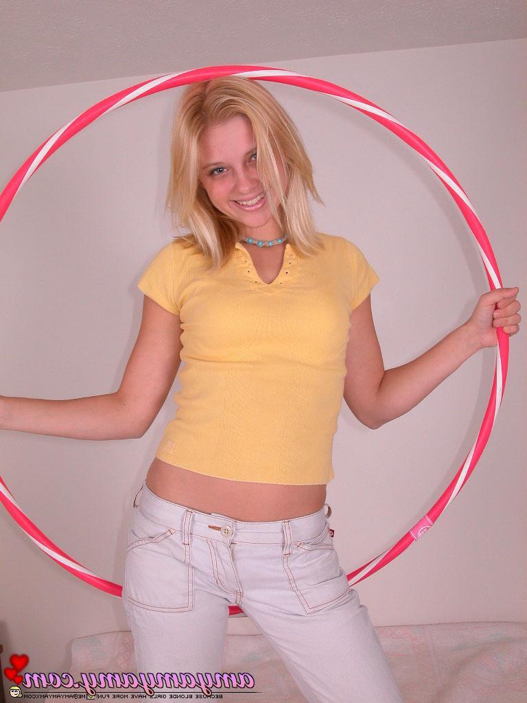 20P Pictures of Amy Amy Amy having some fun with a hula-hoop