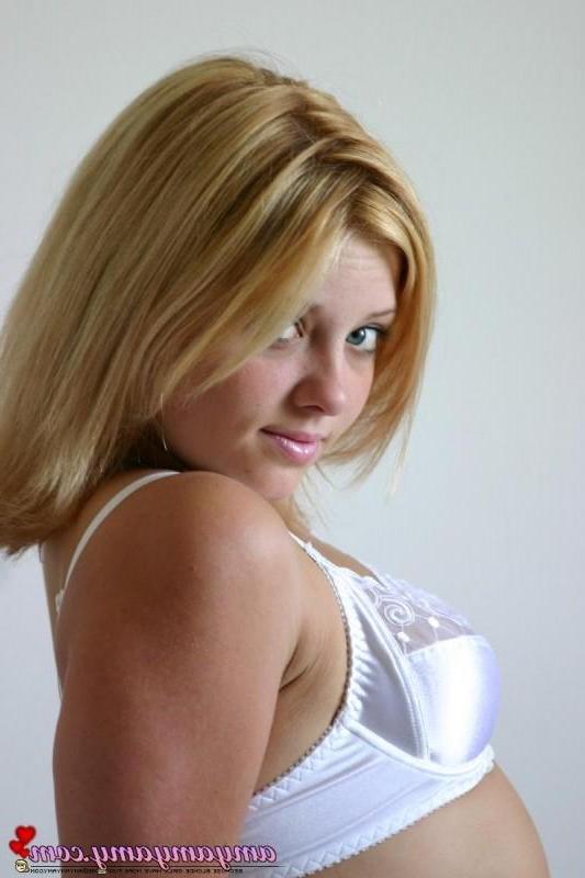 18P Amy poses in her underwear