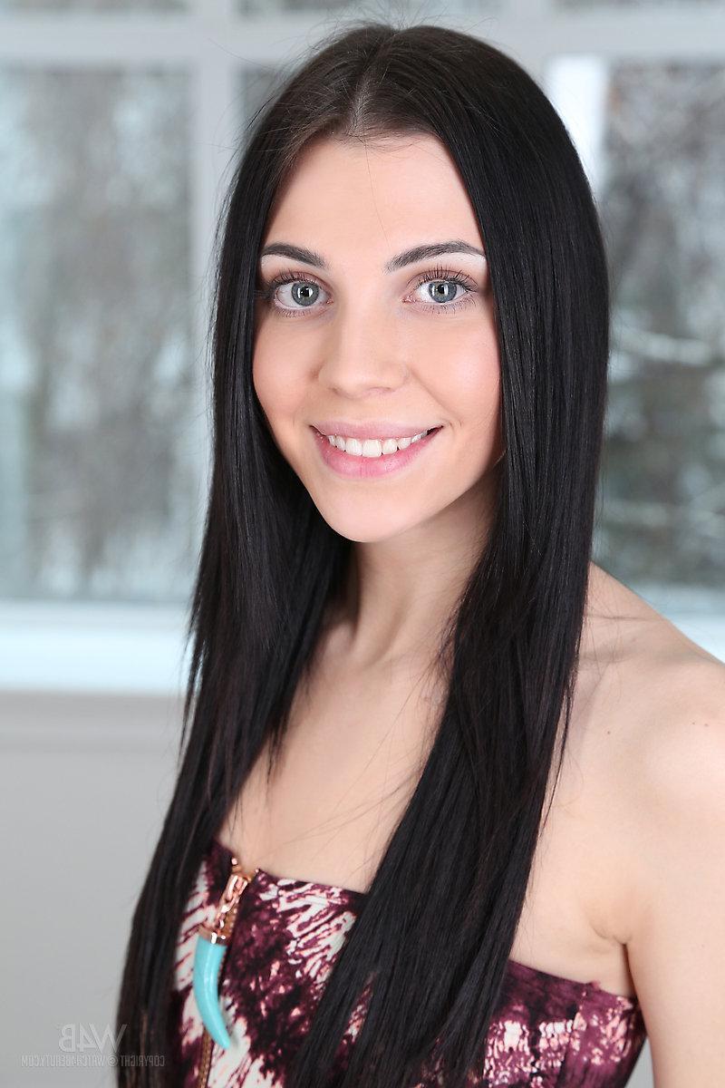 16P Beautiful girl Amy Light shows you her evil but oh so pretty eye