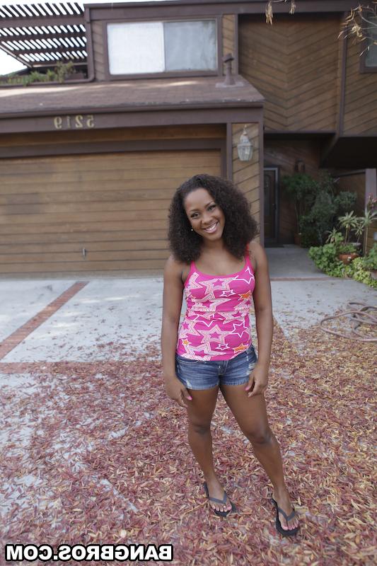 16P Black girl slips out of shorts and exposes her fabuous ass
